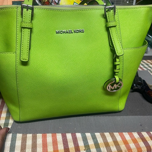 Micheal k Green shoulder bag lime green pro-owned Clean - Picture 10 of 11